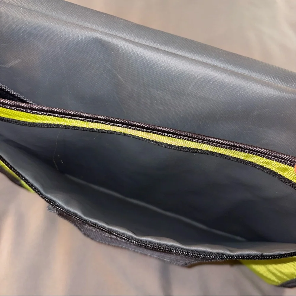 Columbia Titanium Laptop Messenger Bag Nylon Green/Black Organizer Pockets EUC